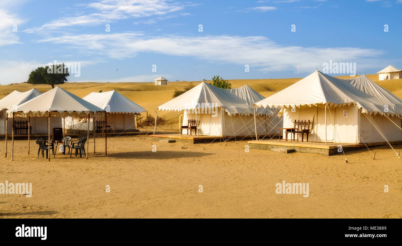 Swiss tentes utilisées par touriste de nuit pendant desert safari au désert du Thar, Jaisalmer, Rajasthan, Inde. Banque D'Images
