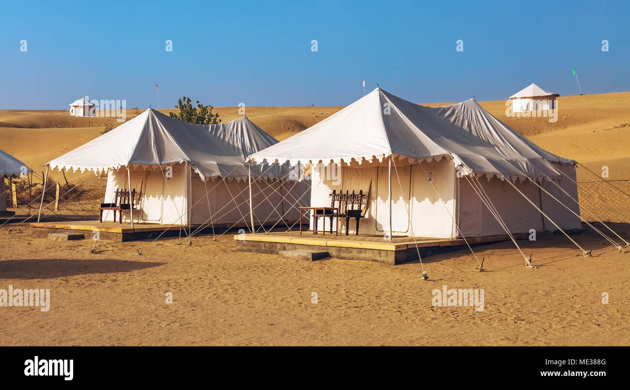 Swiss tentes utilisées par touriste de nuit pendant desert safari au désert du Thar, Jaisalmer, Rajasthan, Inde. Banque D'Images