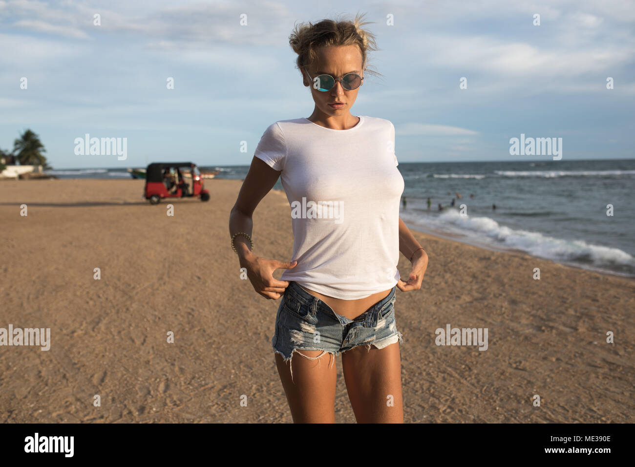 Belle Mock shirt femme la dans blanc Banque up plage sur un t jeune raRwqr
