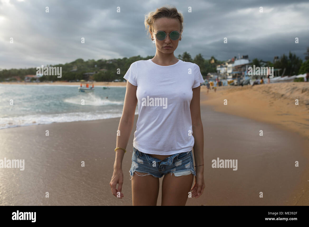 Belle jeune femme dans un t-shirt blanc sur la plage. Mock-up Photo Stock -  Alamy