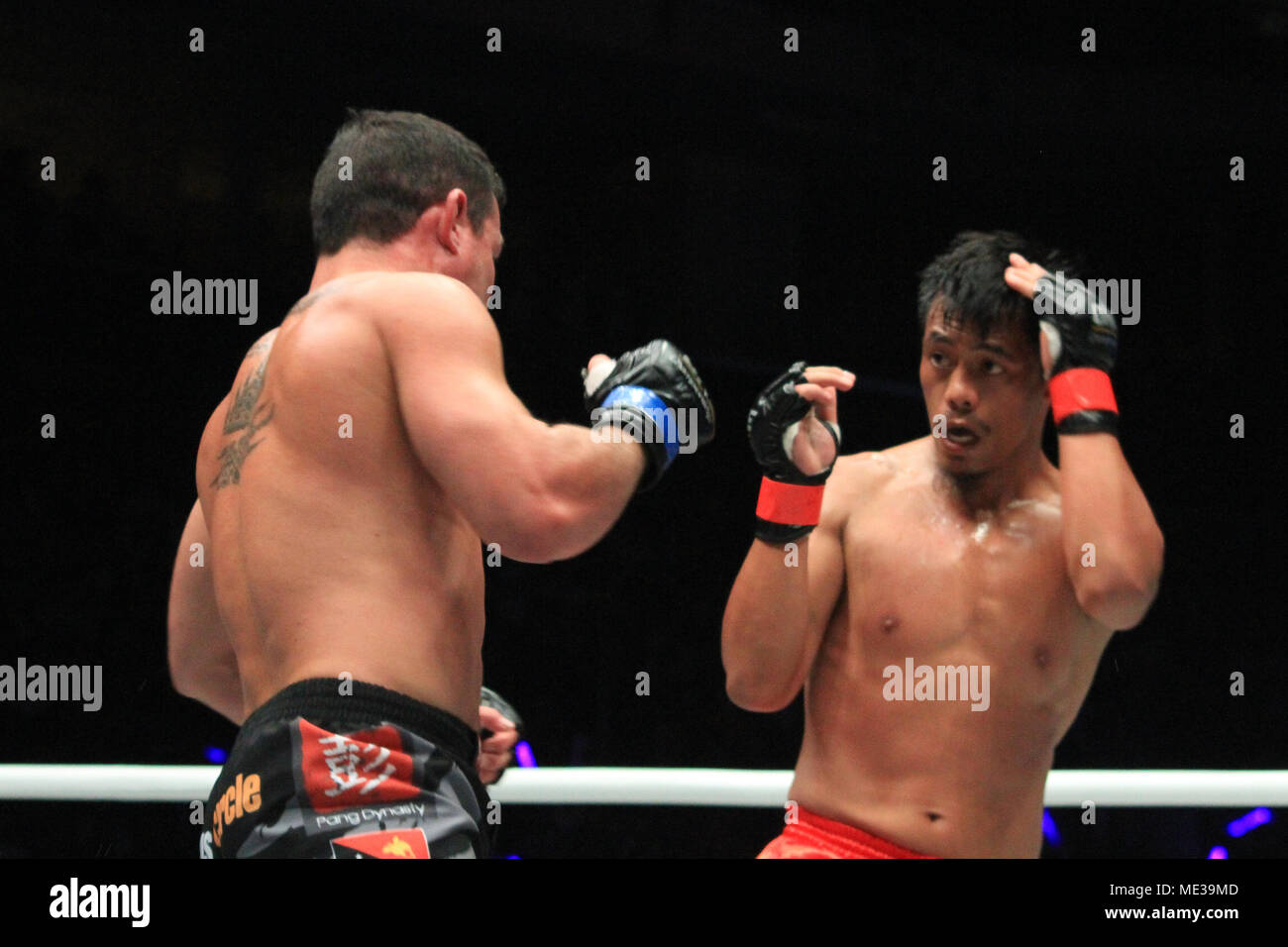 Pasay City, Philippines. Apr 20, 2018. Honorio Banario et Adrian Pang sont la mesure de l'autre pendant leurs 1 featue combat. Crédit : Dennis Jerome Acosta/ Pacific Press/Alamy Live News Banque D'Images