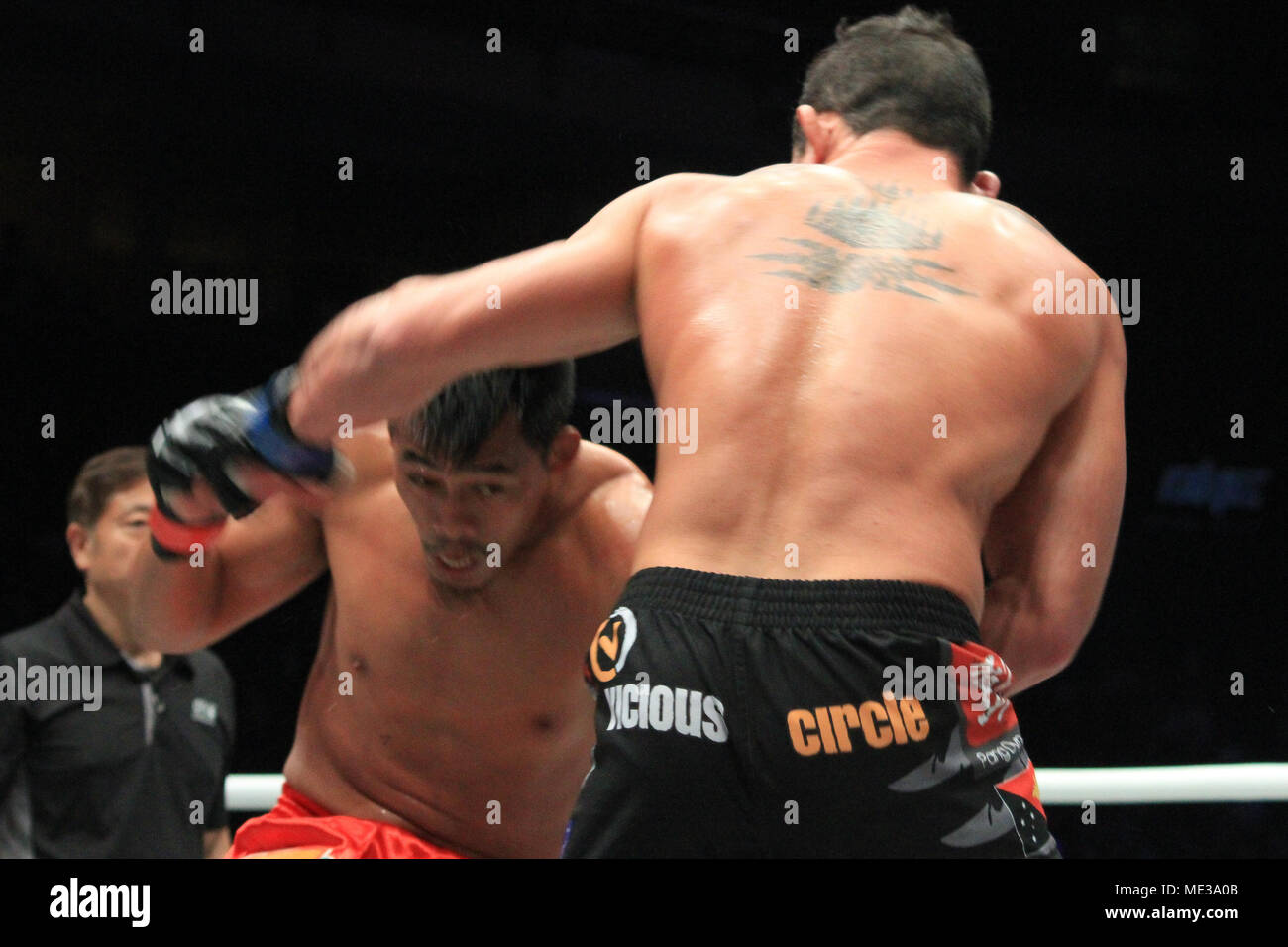 Pasay City, Philippines. Apr 20, 2018. Honorio Banario canards pour éviter un poinçon jeté par Adrian Pang Crédit : Dennis Jerome Acosta/ Pacific Press/Alamy Live News Banque D'Images