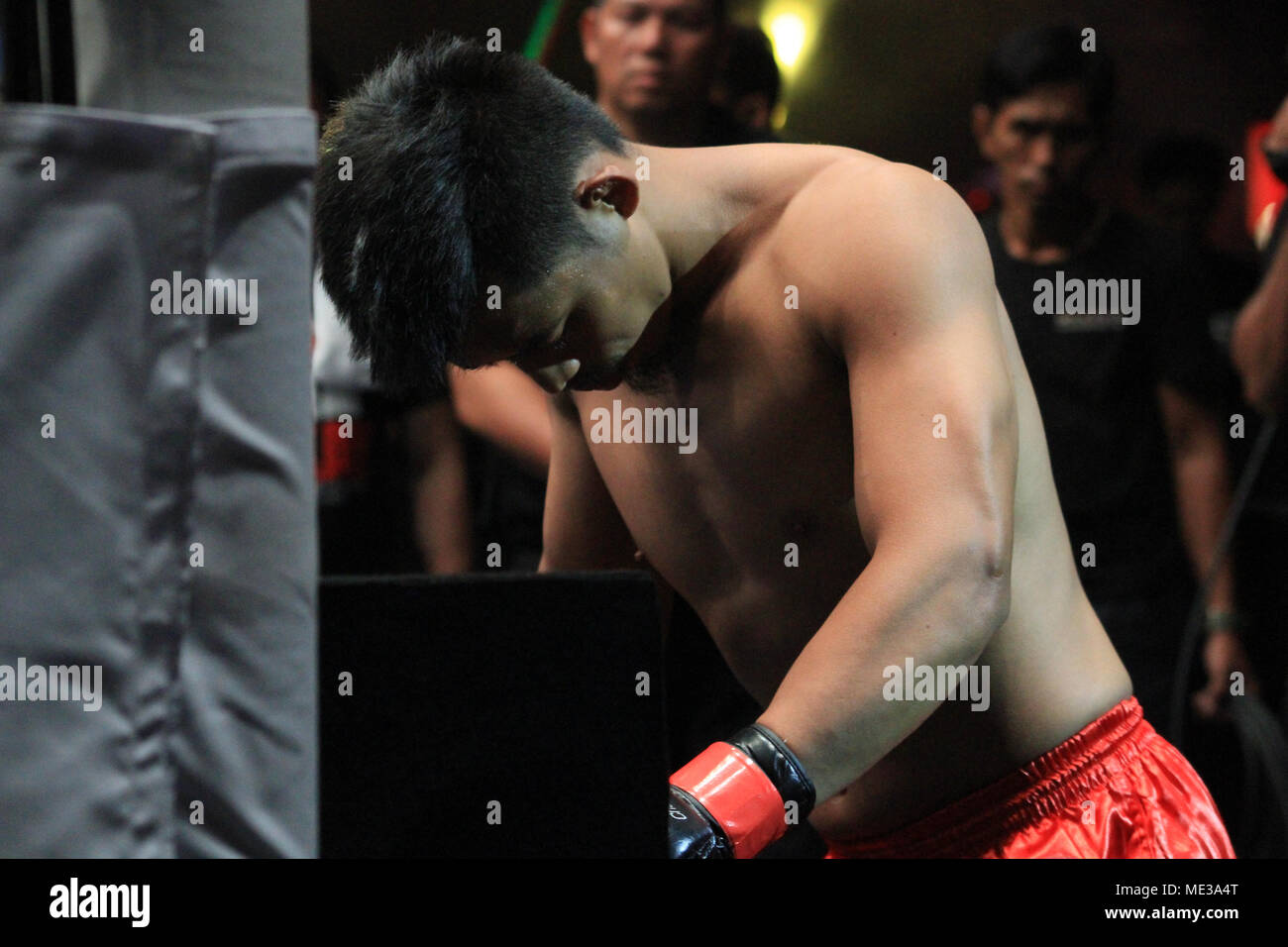 Pasay City, Philippines. Apr 20, 2018. Honorio Banario s'agenouille pour prier avant d'affronterez Adrian Pang Crédit : Dennis Jerome Acosta/ Pacific Press/Alamy Live News Banque D'Images