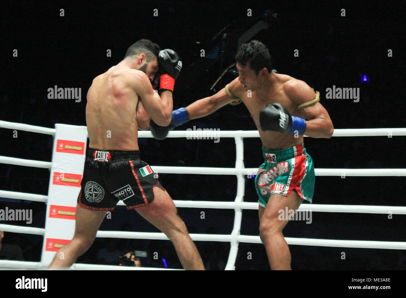 Pasay City, Philippines. Apr 20, 2018. Giorgio Petrosyan bloque une grève de Jo Nattawut dans leur monde d'un bout de la série. Crédit : Dennis Jerome Acosta/ Pacific Press/Alamy Live News Banque D'Images