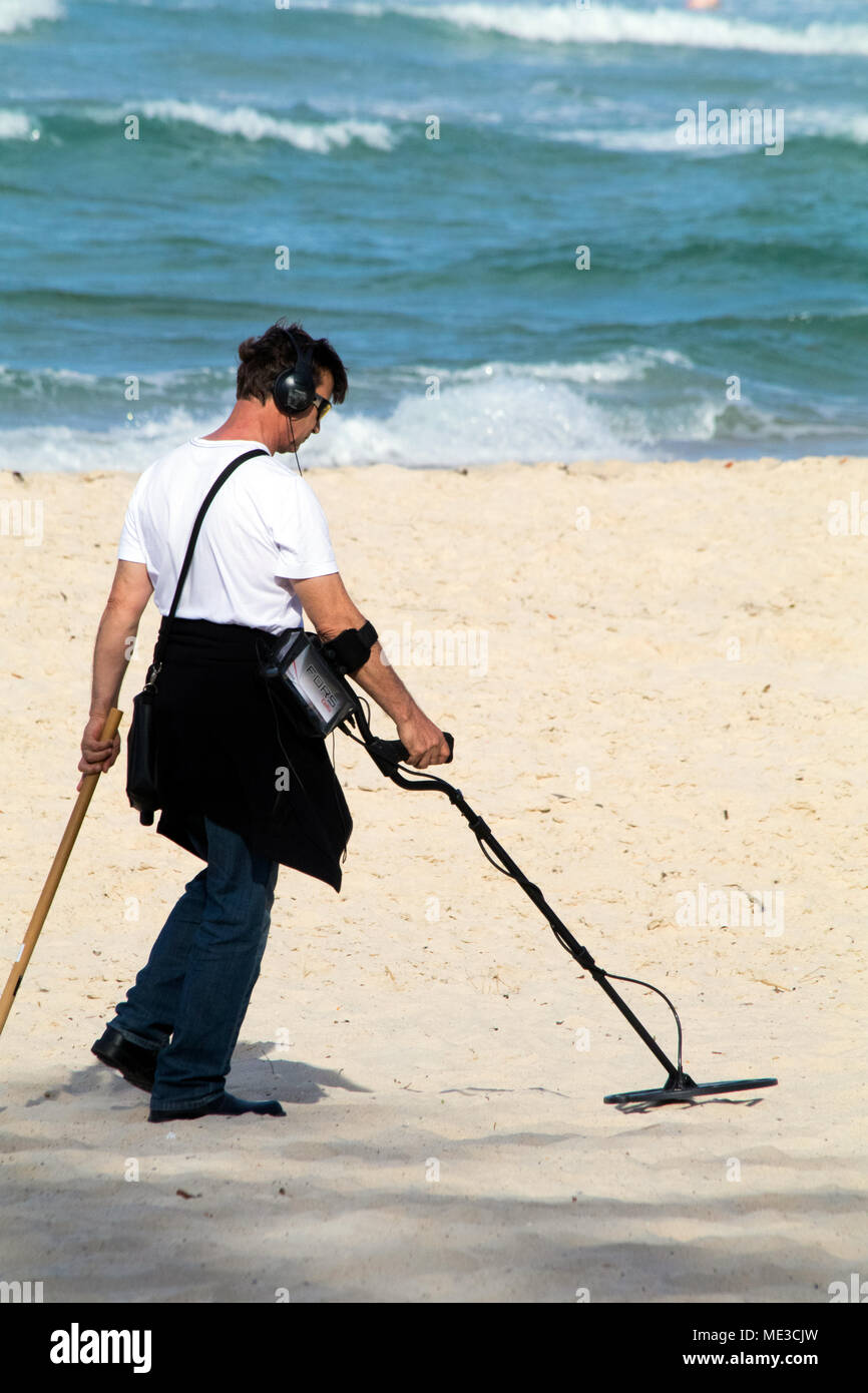 L'homme à l'aide d'un détecteur de métal à une plage sur la Côte d'or en Australie Banque D'Images