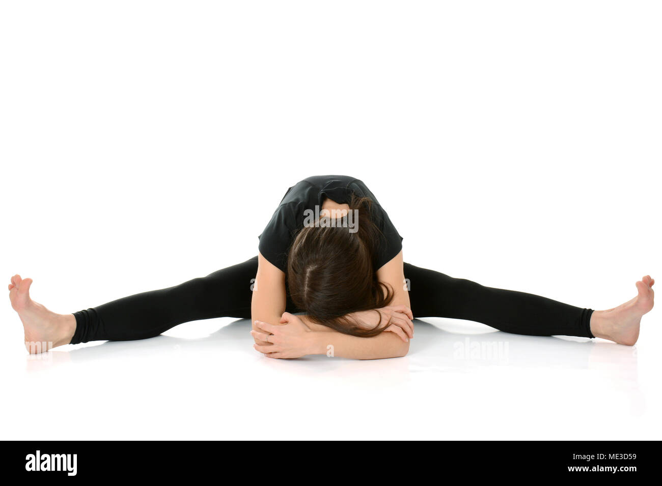 Young woman doing yoga asana Upavistha Konasana - Flexion Avant assis grand angle Banque D'Images