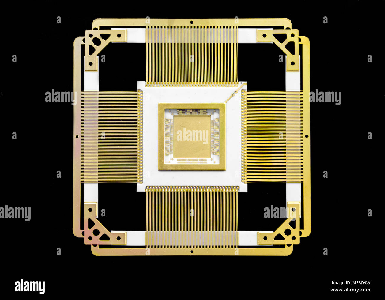Boîtier métallique en céramique d'une puce hautes technologies. Banque D'Images