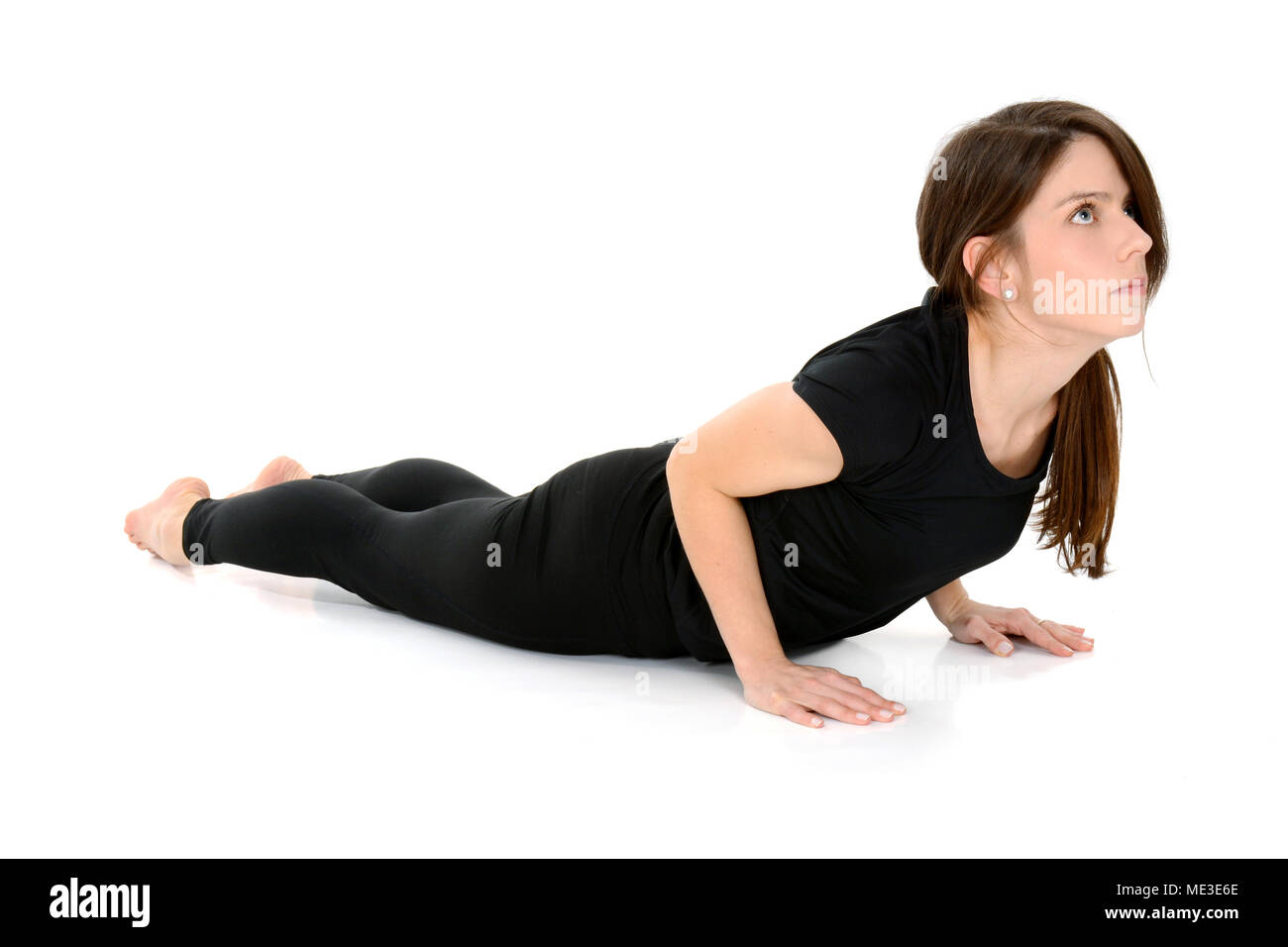 Young woman doing yoga asana Bhujangasana Cobra posent Banque D'Images