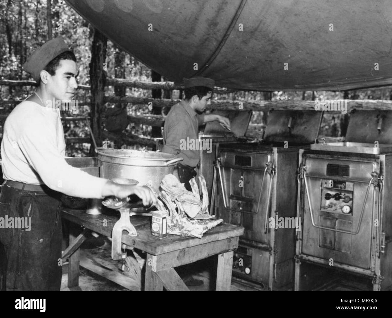 Les cuisiniers de l'armée américaine dans un camp de brousse, 1942. Banque D'Images