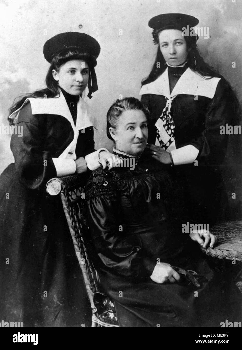 Mme Amelia Emmerson (née Sinclair) avec filles Connie et Lilly. Banque D'Images