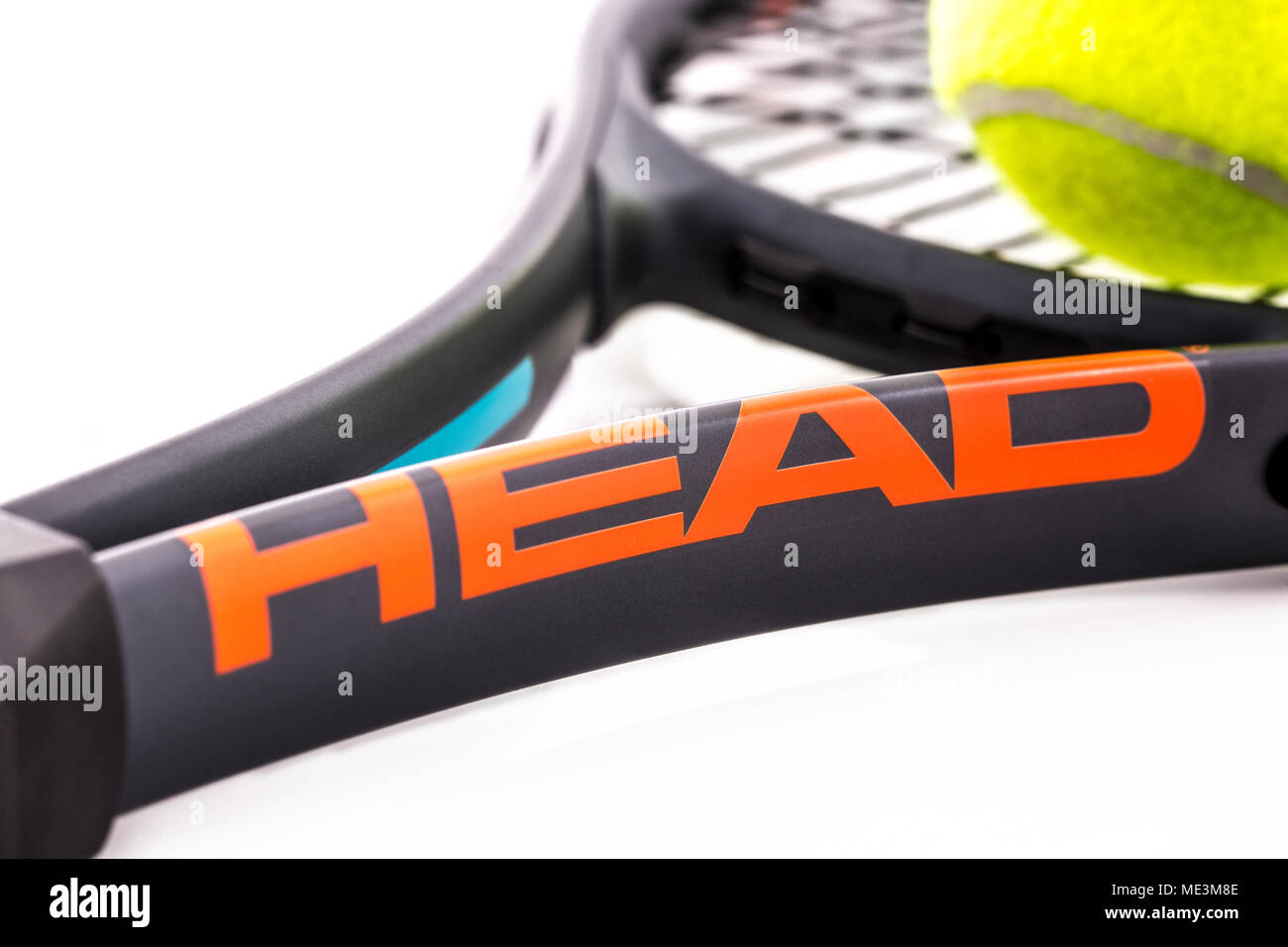 SWINDON, Royaume-Uni - 15 avril 2018 : Head raquette de tennis et de balle Slazenger sur fond blanc Banque D'Images