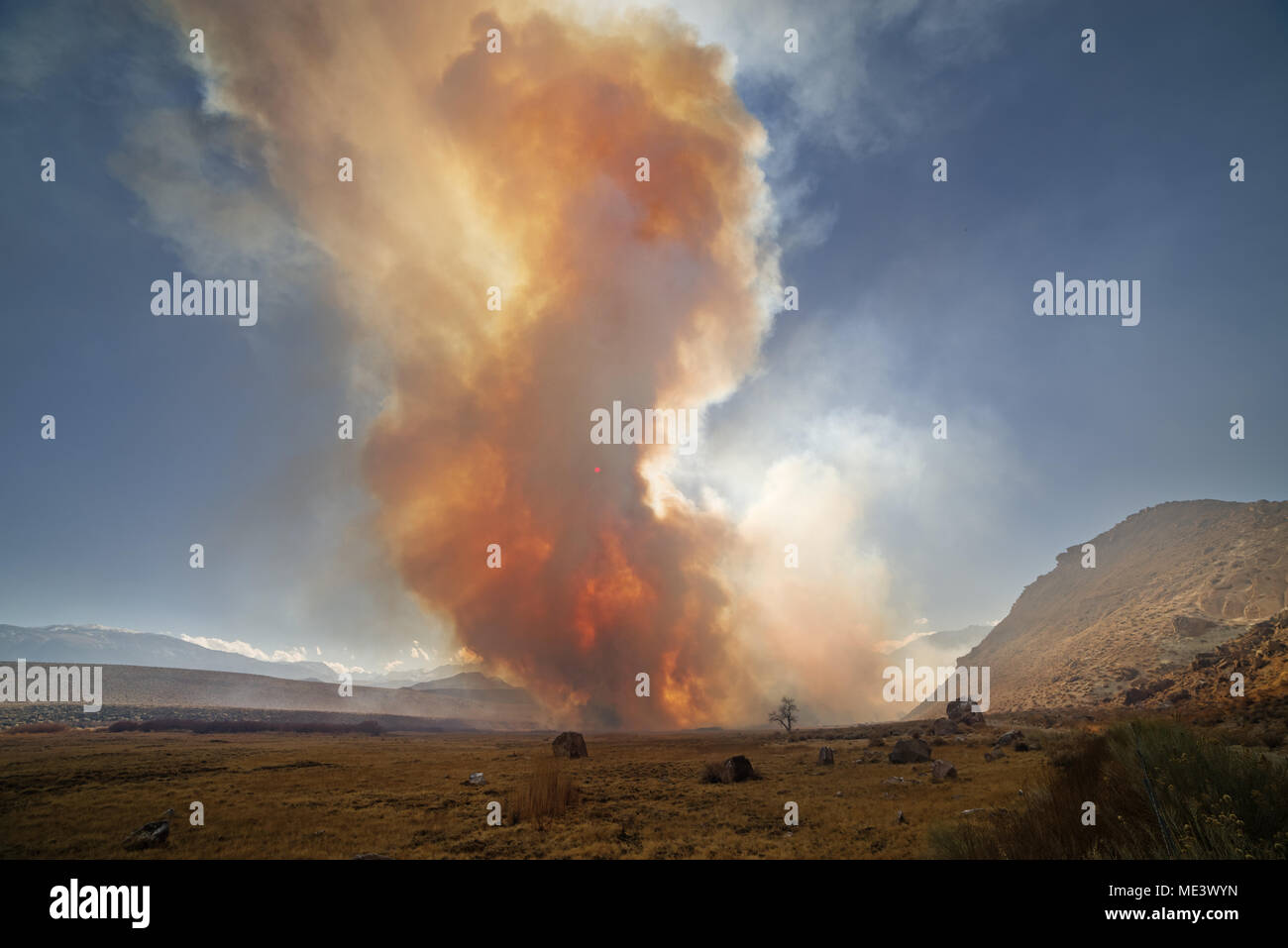 Une traînée de fumée près de Pleasant Valley Campground à l'Owens Valley avec le soleil qui brillait à travers à peine il Banque D'Images