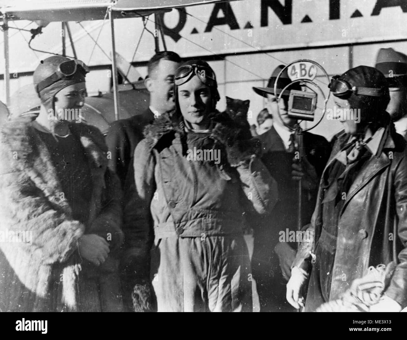 Aviatrix Jean Batten interviewé après sa fuite d'Angleterre. Banque D'Images