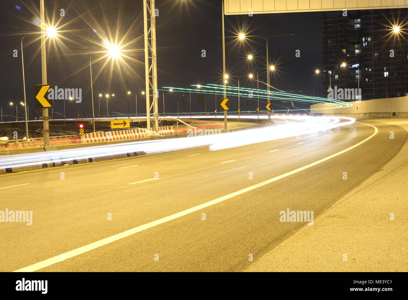 Light trails de fast moving cars at night Banque D'Images
