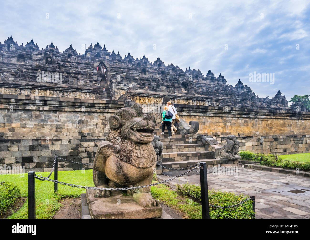 L'ascend garde lion statues du 9ème siècle temple bouddhiste de Borobudur, Borobudur Parc Archéologique, le centre de Java, Indonésie Banque D'Images