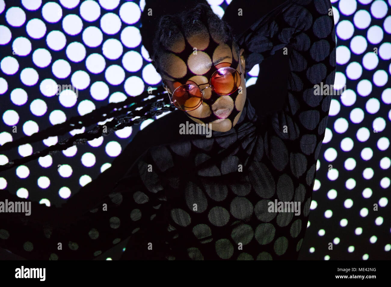 Motif de pointillés créative lumière projection sur de belles femmes avec la peau noire Banque D'Images