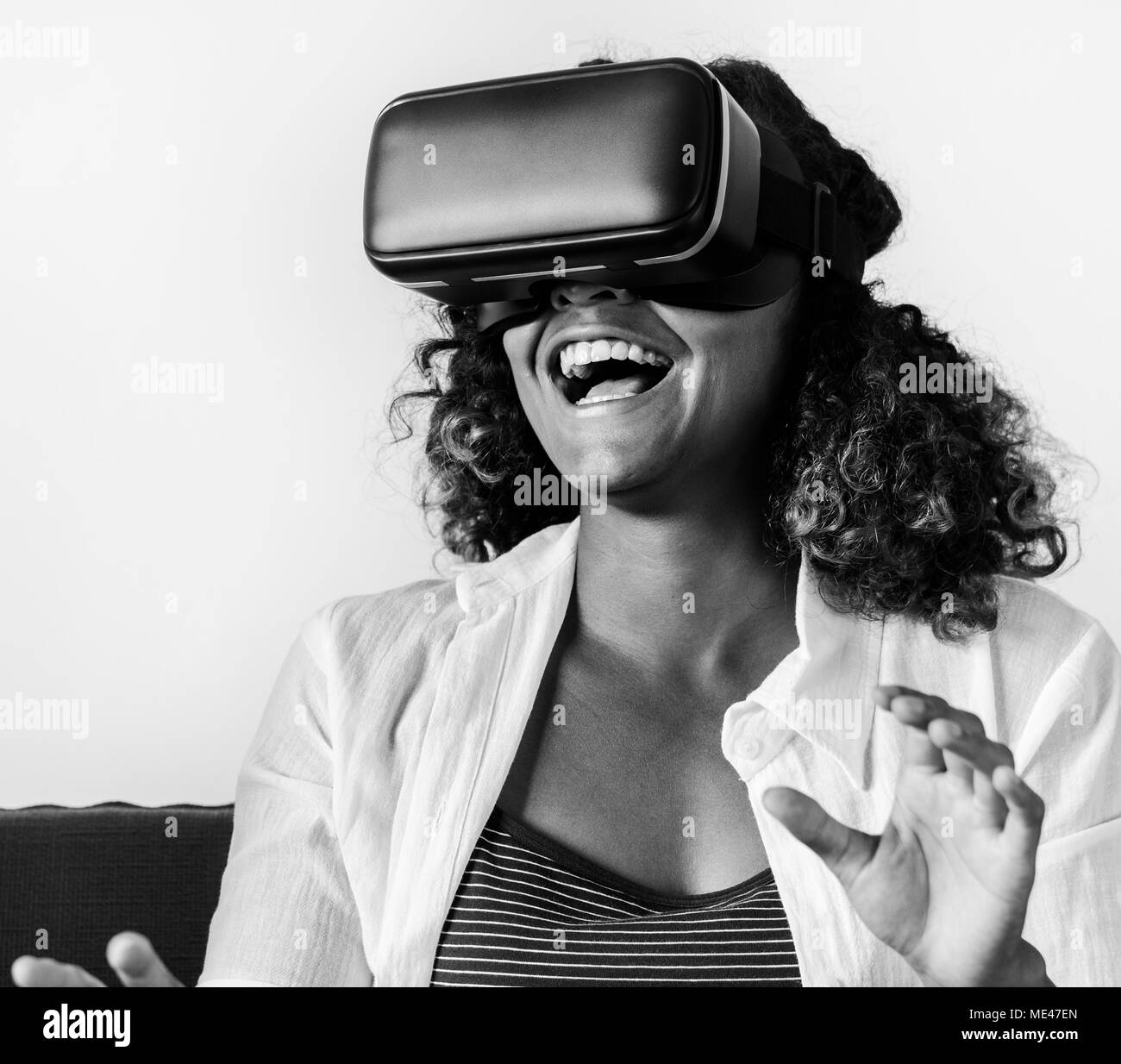 La femme victime de lunettes de réalité virtuelle Banque D'Images