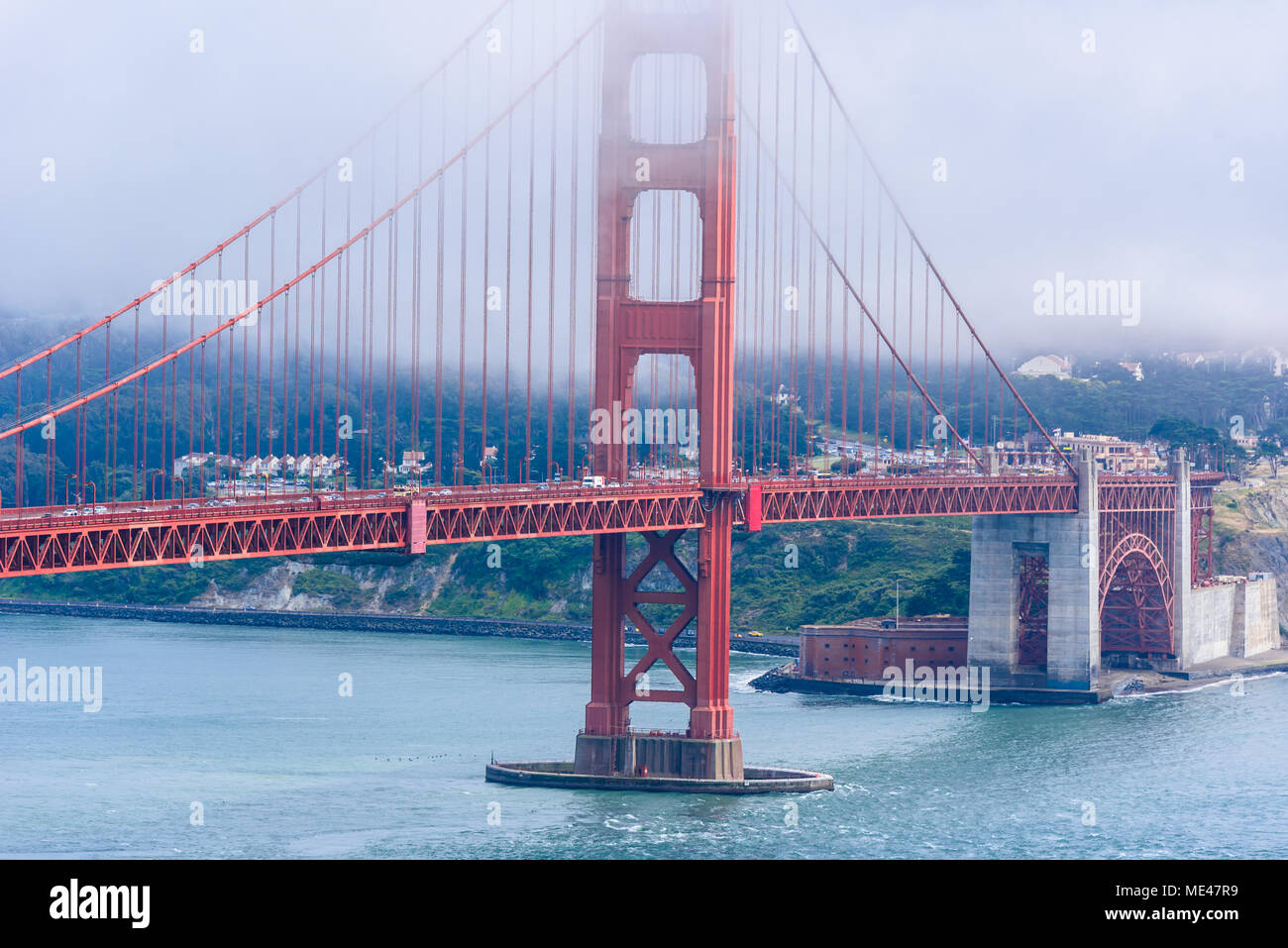 Golden Gate Bridge dans les nuages sur une belle journée d'été - Vue panoramique depuis la batterie Spencer - Californie, États-Unis Banque D'Images