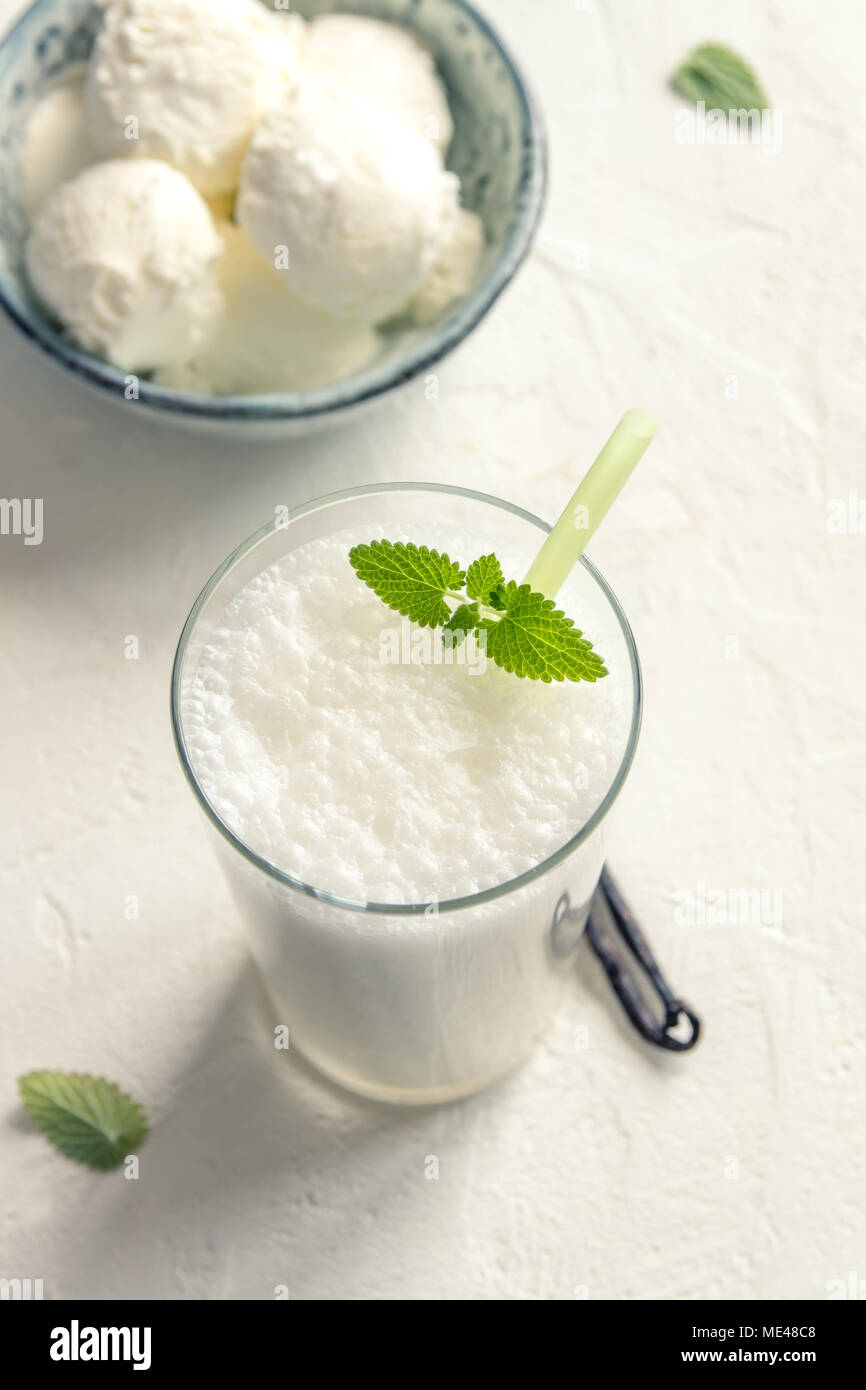 Agiter avec de la glace vanille et menthe sur fond blanc. Glace vanille Milk Shake. Smoothie banane avec la menthe et la vanille. Banque D'Images