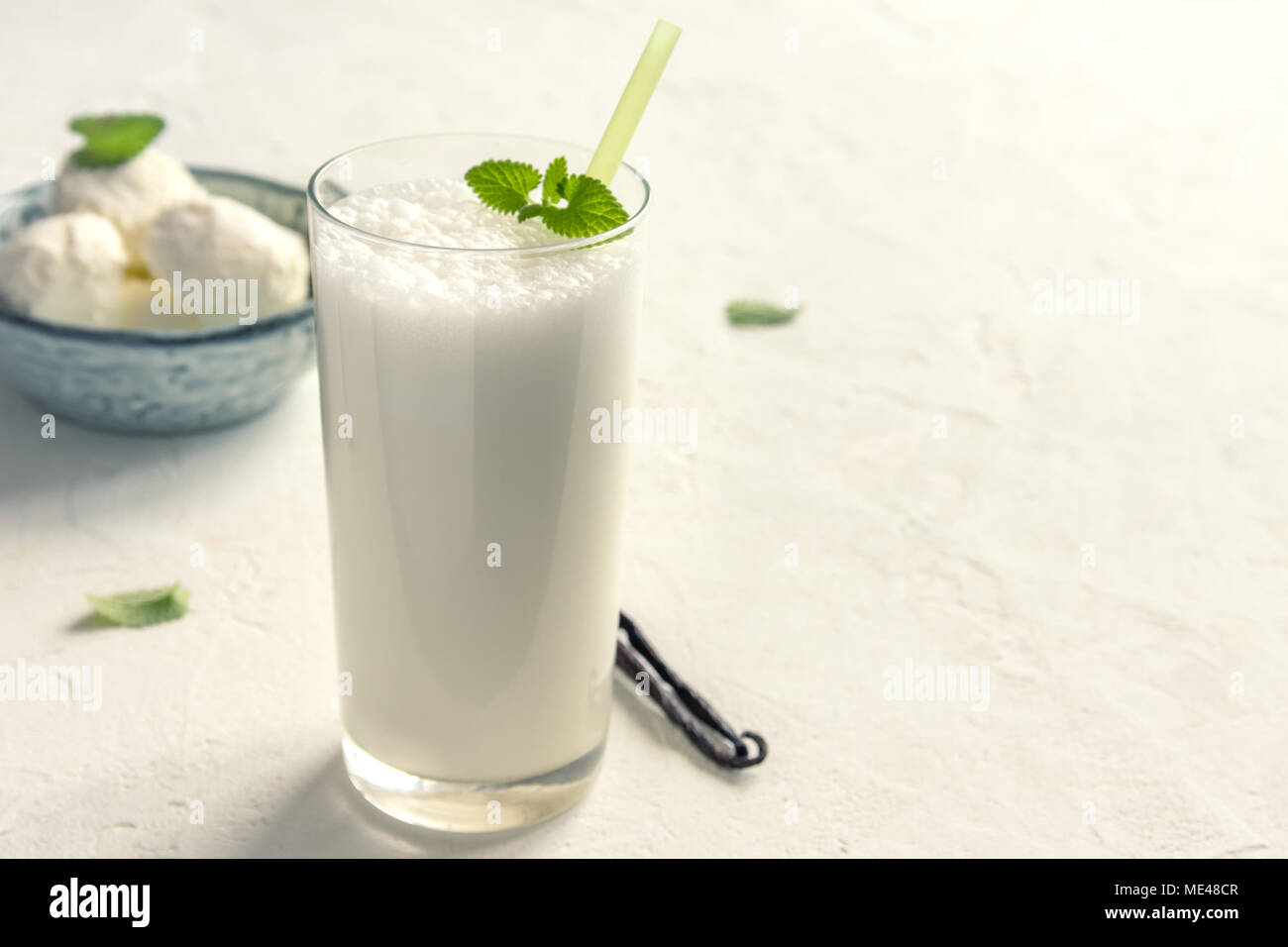 Agiter avec de la glace vanille et menthe sur fond blanc. Glace vanille Milk Shake. Smoothie banane avec la menthe et la vanille. Banque D'Images