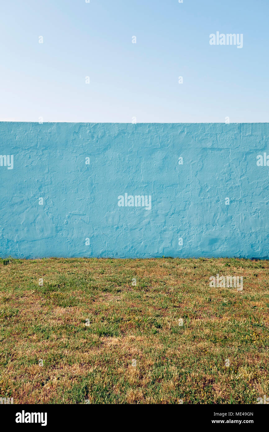 Un mur extérieur peint bleu à l'été la lumière. Banque D'Images