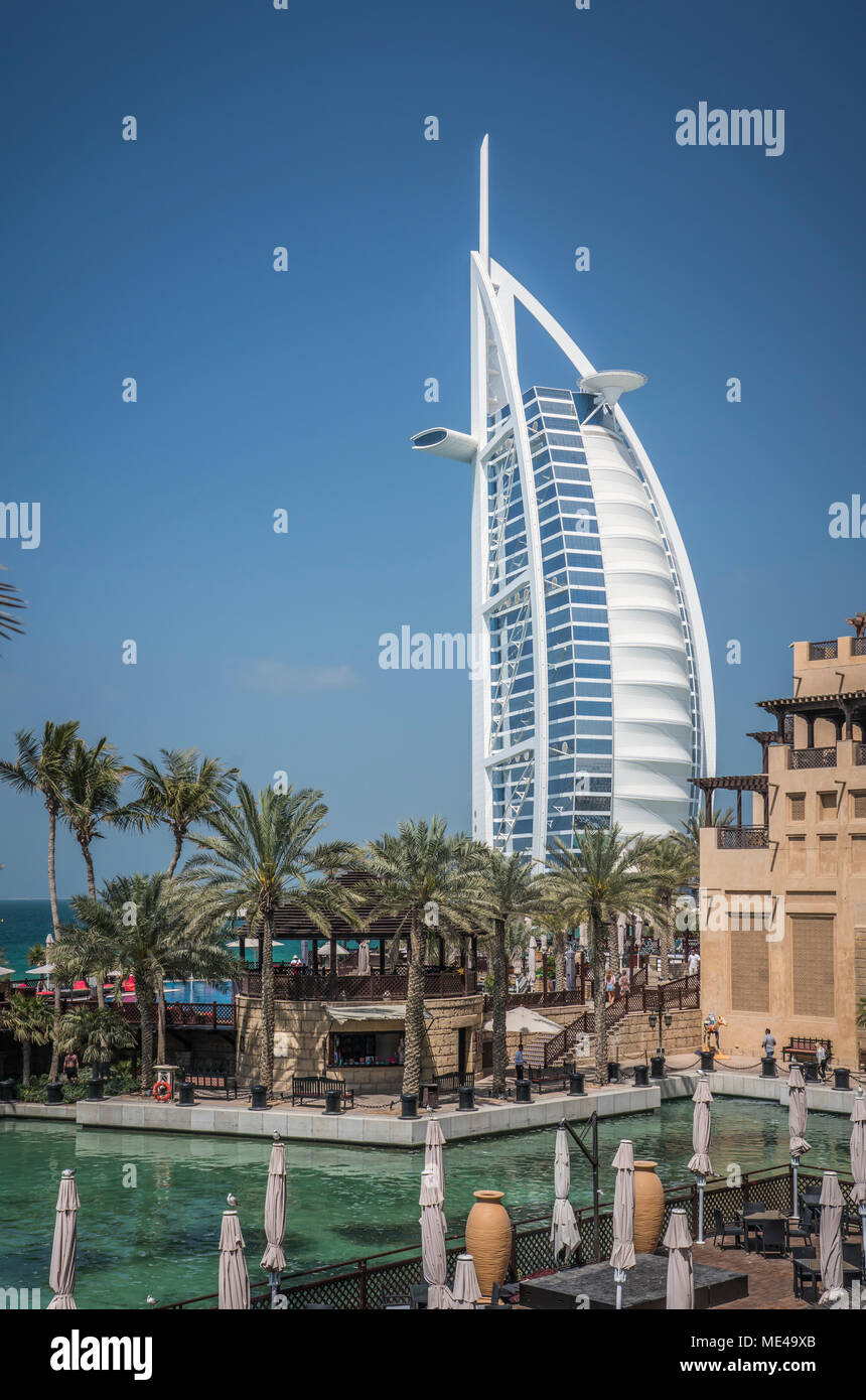 Le Madinat Jumeirah et canal navigable avec le blanc Burj Al Arab à Dubaï, Émirats arabes unis, au Moyen-Orient. Banque D'Images