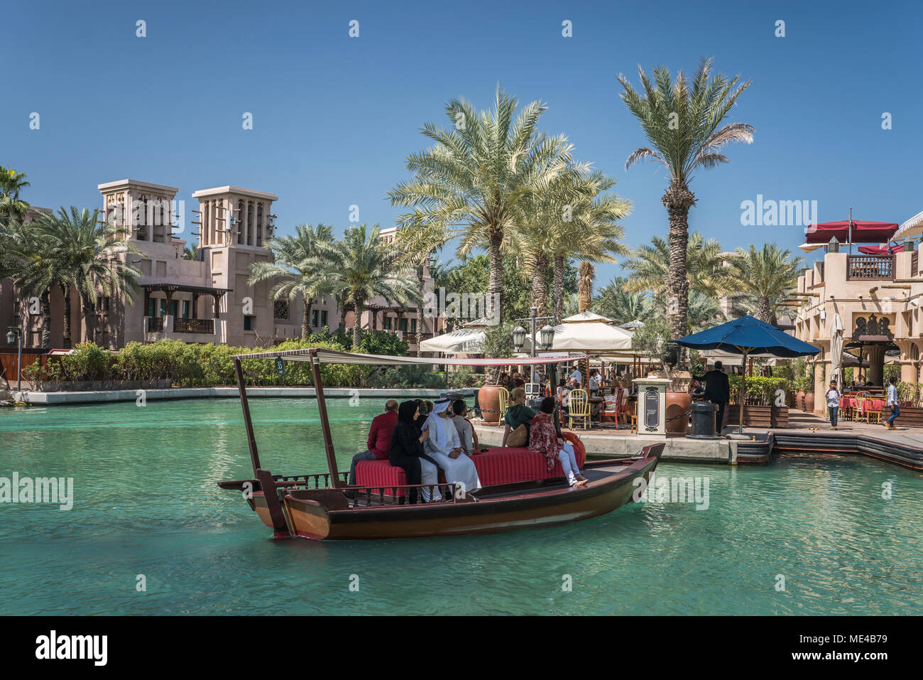 Un canal navigable dans le Souk de Madinat Jumeirah, DUBAÏ, ÉMIRATS ARABES UNIS, au Moyen-Orient. Banque D'Images