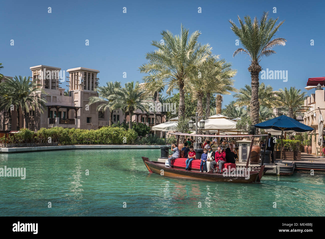 Un canal navigable dans le Souk de Madinat Jumeirah, DUBAÏ, ÉMIRATS ARABES UNIS, au Moyen-Orient. Banque D'Images