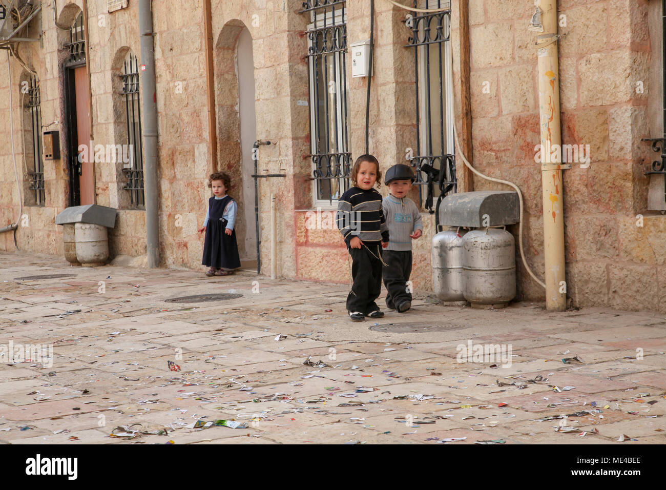 Israël, Jérusalem l'étroite ruelle du quartier juif de Mea Shearim, les jeunes enfants jouant dans la rue Banque D'Images