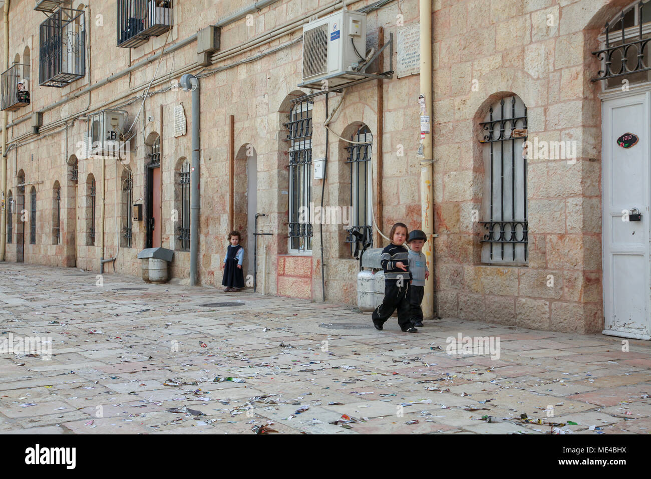 Israël, Jérusalem l'étroite ruelle du quartier juif de Mea Shearim, les jeunes enfants jouant dans la rue Banque D'Images