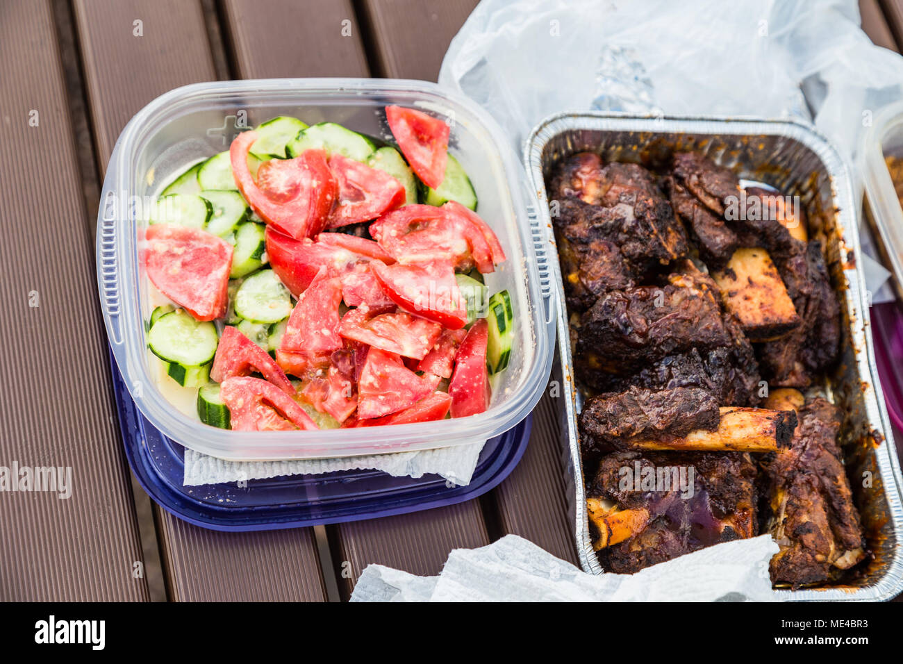 Tomate et concombre Salade et barbecue. Banque D'Images