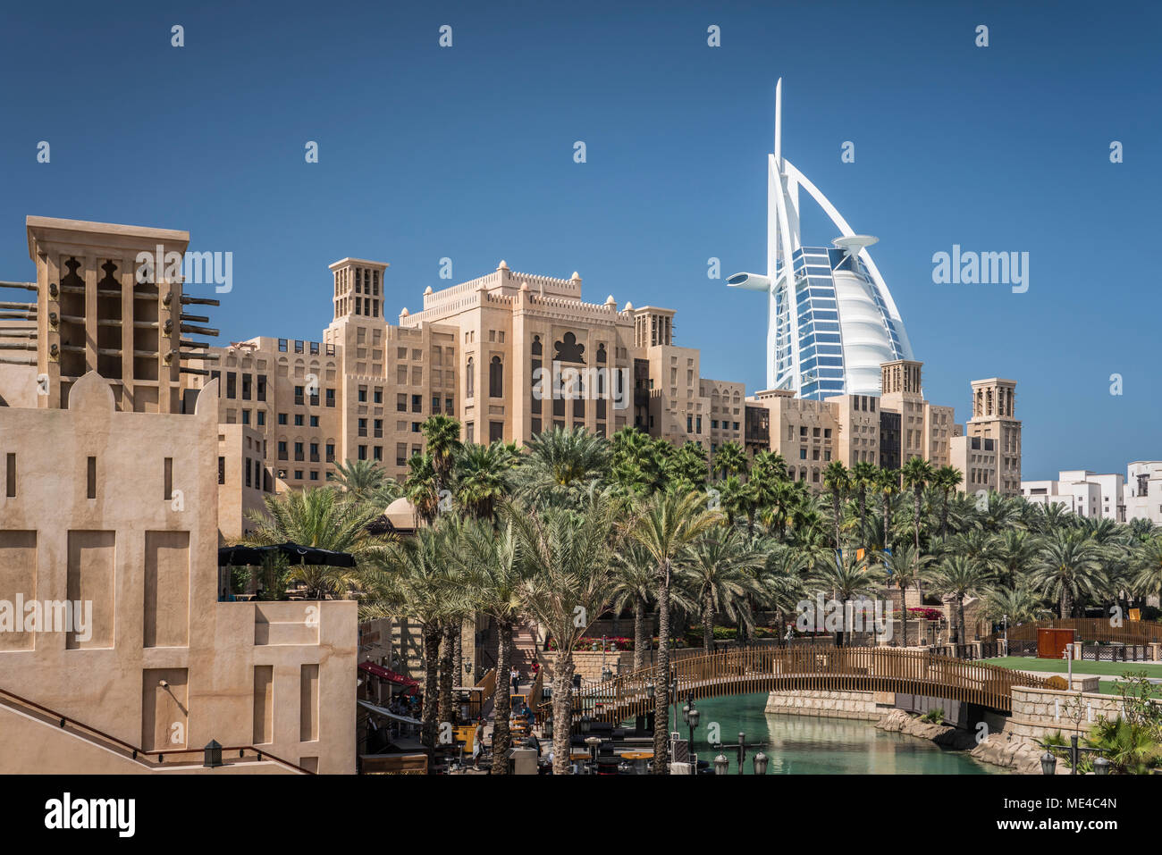 Le Madinat Jumeirah accessible avec le blanc Burj Al Arab à Dubaï, Émirats arabes unis, au Moyen-Orient. Banque D'Images