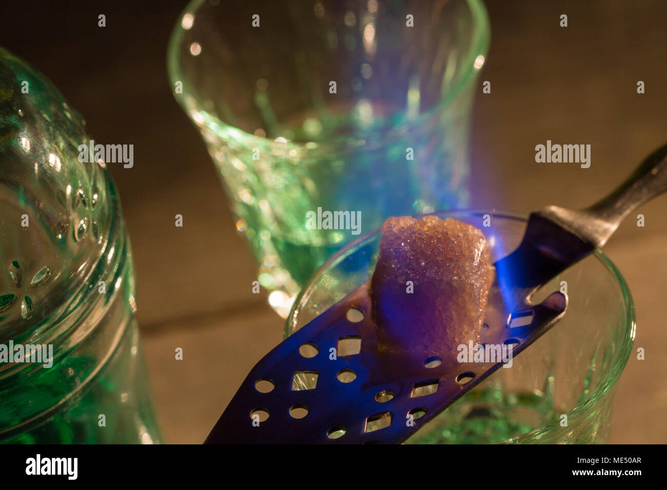 Sucre brûlant sur spoon en verre d'absinthe. Vue ci-dessus. Banque D'Images