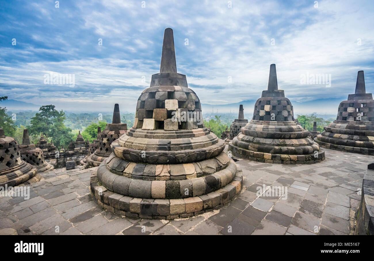 Les stupas perforés contenant des statues de Bouddha sur la circulaire haut terrasses de 9e siècle Borobudur temple bouddhiste, le centre de Java, Indonésie Banque D'Images
