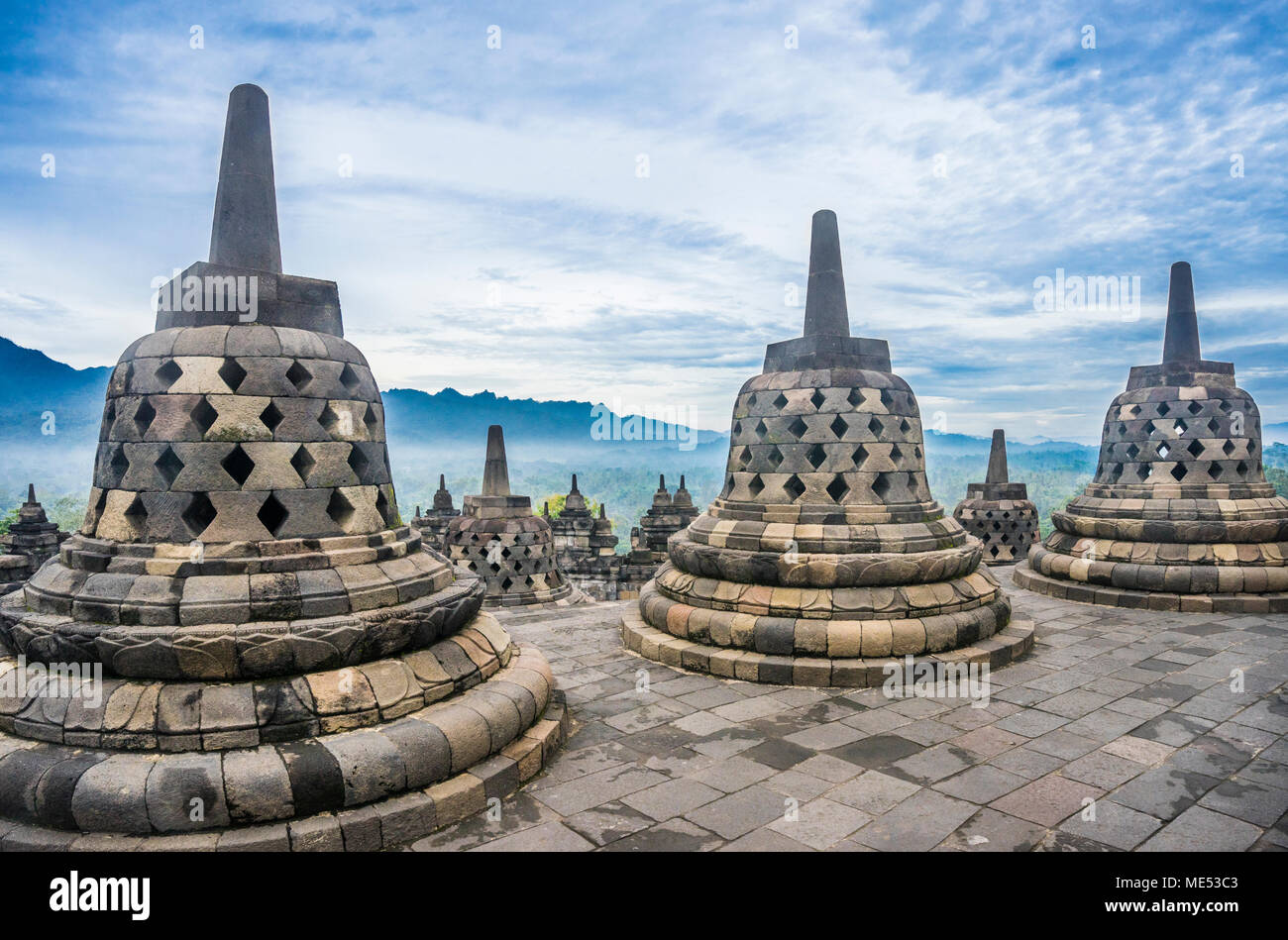 Les stupas perforés contenant des statues de Bouddha sur la circulaire haut terrasses de 9e siècle Borobudur temple bouddhiste, le centre de Java, Indonésie Banque D'Images