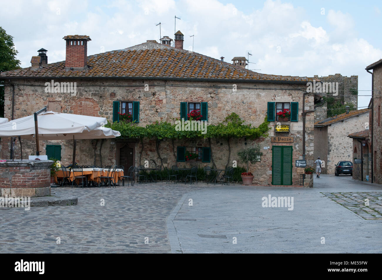Monteriggioni en Toscane, Italie. Ville historique fortifiée qui est très populaire auprès des touristes. Situé sur une colline et composé de restaurants et d'églises. Banque D'Images