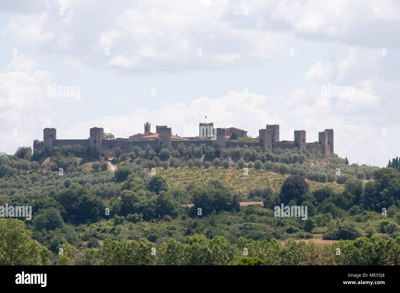 Monteriggioni en Toscane, Italie. Ville historique fortifiée qui est très populaire auprès des touristes. Situé sur une colline et composé de restaurants et d'églises. Banque D'Images