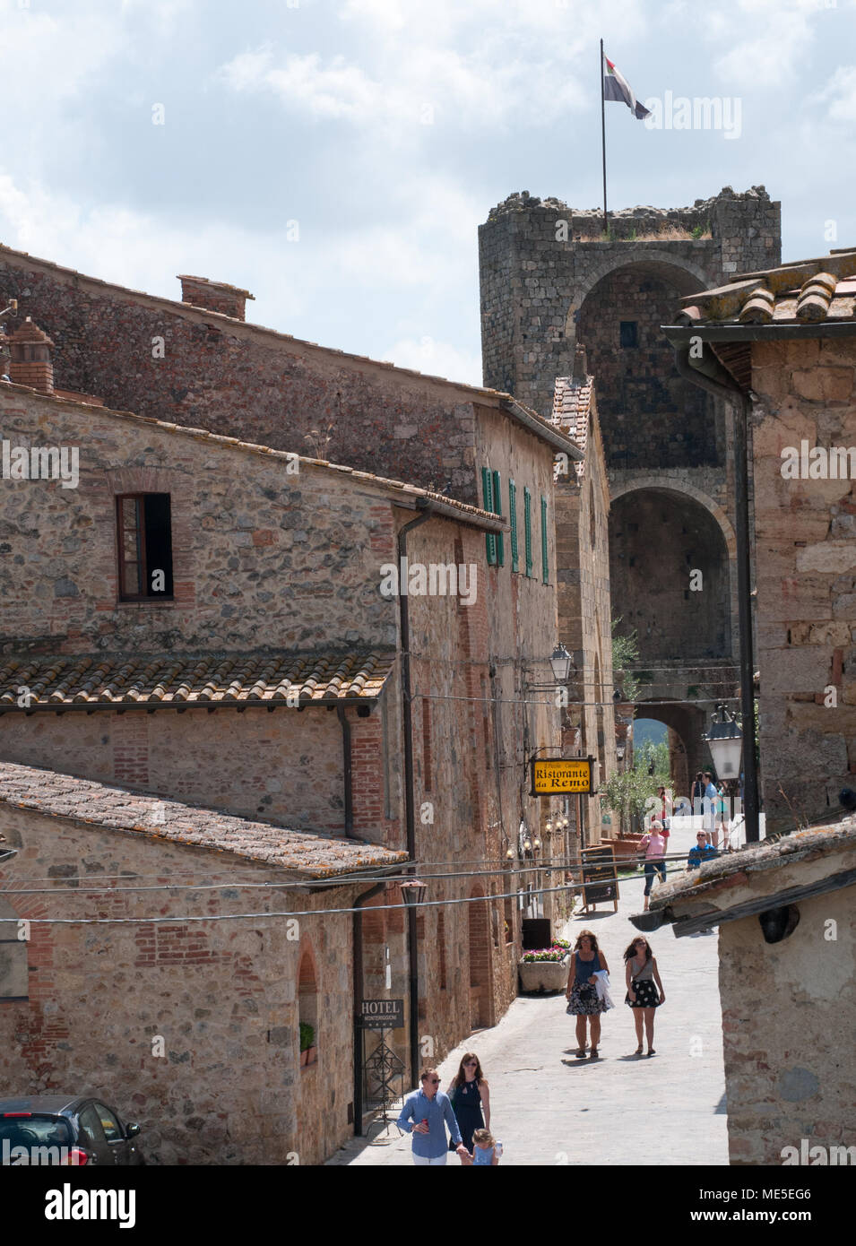 Monteriggioni en Toscane, Italie. Ville historique fortifiée qui est très populaire auprès des touristes. Situé sur une colline et composé de restaurants et d'églises. Banque D'Images
