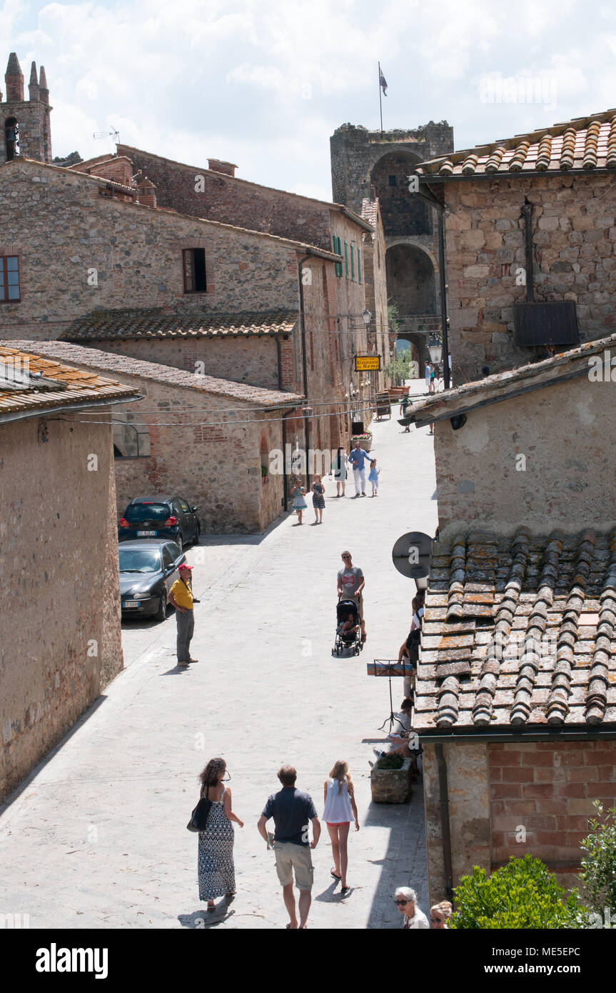 Monteriggioni en Toscane, Italie. Ville historique fortifiée qui est très populaire auprès des touristes. Situé sur une colline et composé de restaurants et d'églises. Banque D'Images