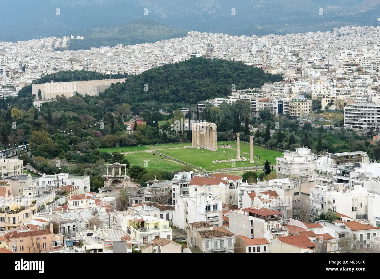Athènes, Grèce - 29 mars 2015 : La vue de la colline de l'Acropole sur la ville d'Athènes et les ruines du temple de Zeus Olympien. Banque D'Images