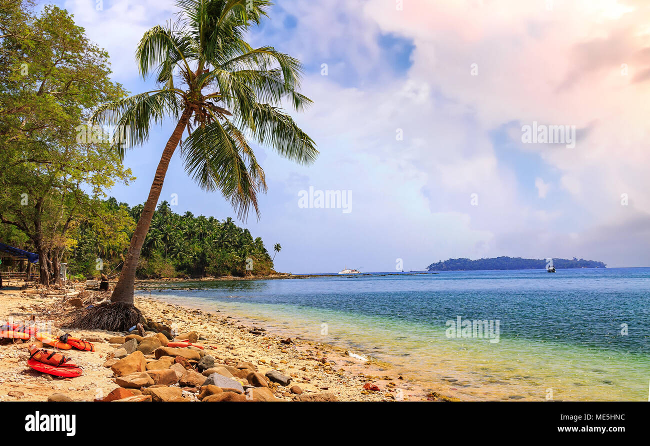 De la mer à l'île pittoresque de North Bay Beach, Inde Andaman avec moody sky Banque D'Images