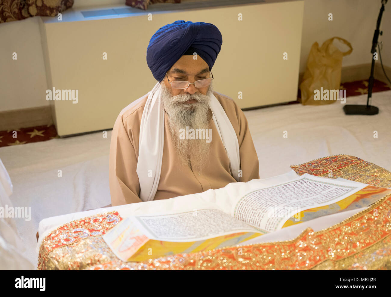 Prêtre, un Sikh Granthi, lecture Sri Guru Granth Sahib, qui est le livre saint du sikhisme. À Richmond Hill Queens, New York. Banque D'Images
