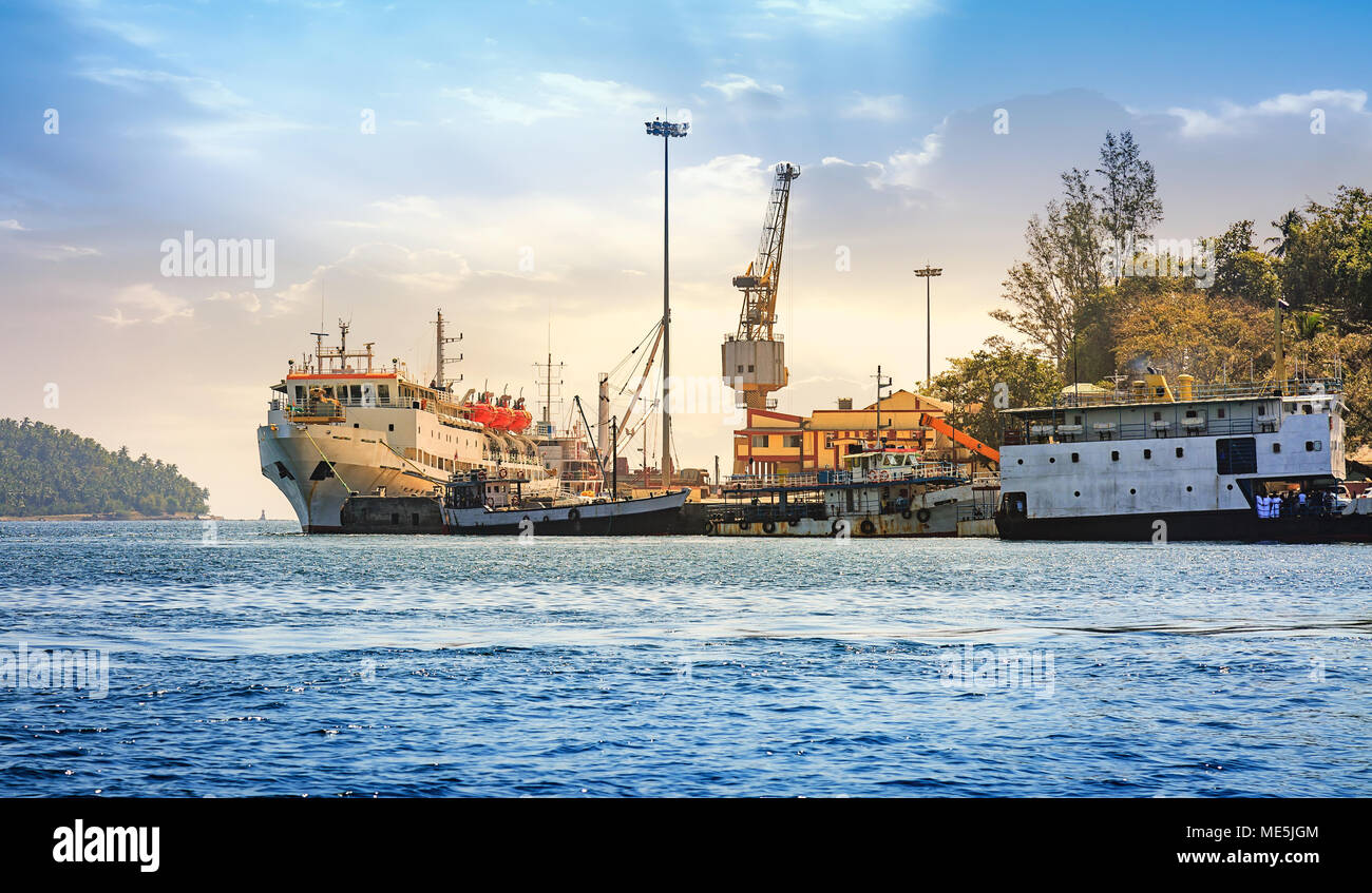 Les navires à passagers et les grues du port à Port Blair' avec vue sur l'arsenal au lever du soleil. Banque D'Images