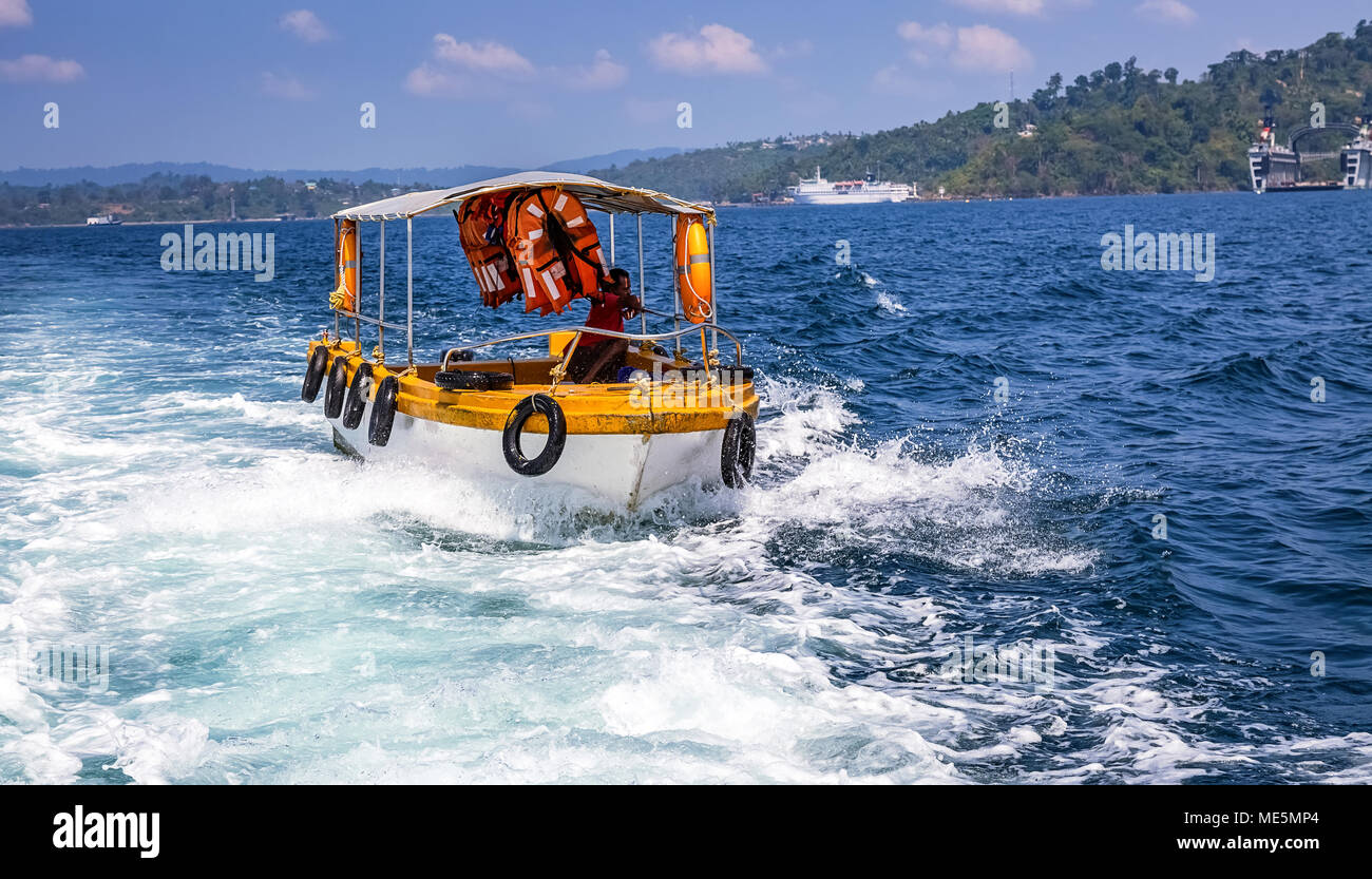 Bateau de vitesse touristique avec des gilets de sauvetage en mer sur la manière de Neil island, Inde Andaman. Banque D'Images