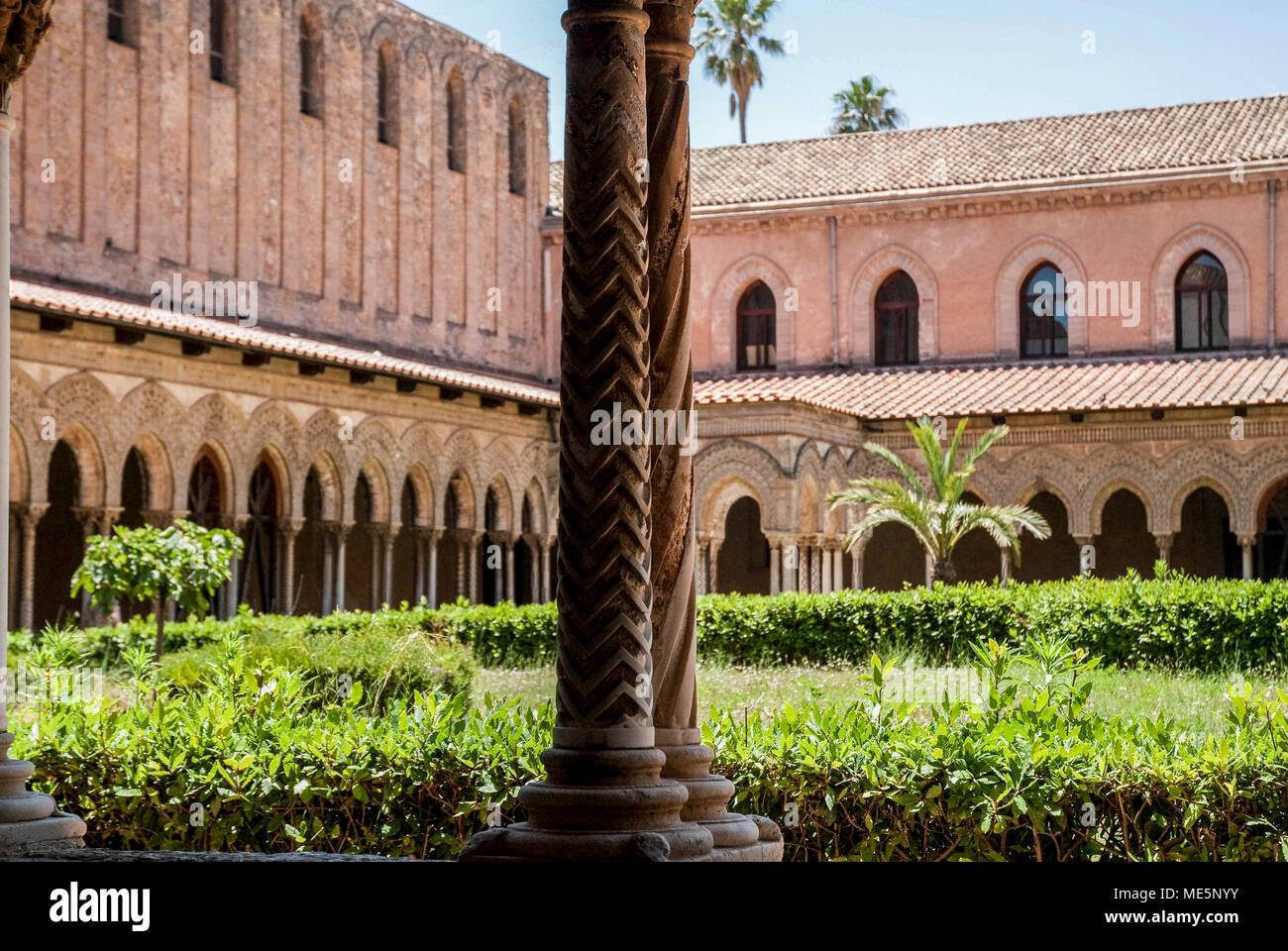 MONREALE, SICILE-Juin 8:Vue du cloître de l'abbaye,Monreale,Sicile,le Juin 8,2013. Banque D'Images