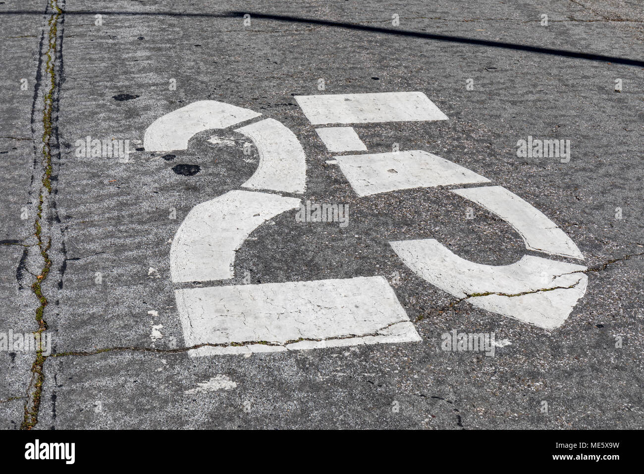 '25' mph vitesse limite signe sur l'asphalte Banque D'Images
