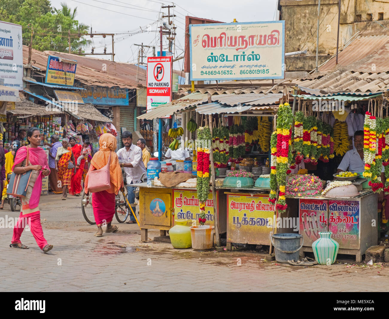 Karaikudi, Inde - le 12 mars 2018 : des guirlandes de fleurs à vendre proche du principal temple hindou de la ville tamoule. Ils sont largement utilisés pour les dédicaces Banque D'Images