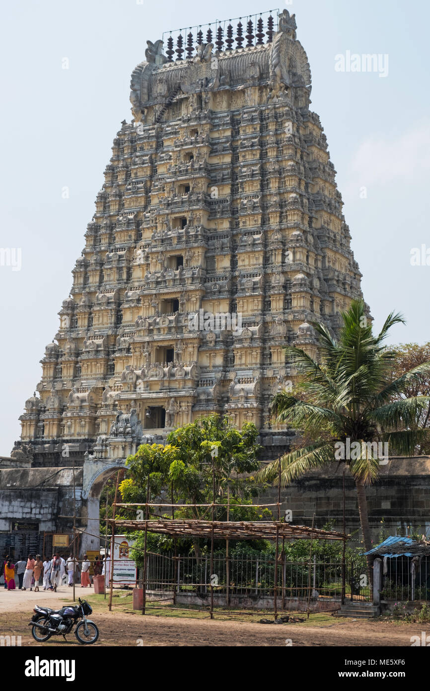 Kanchipuram, Inde - le 18 mars 2018 : Les fidèles traversent le Gopuram, ou tour de la passerelle, à l'entrée du temple Ekambareswarar Banque D'Images