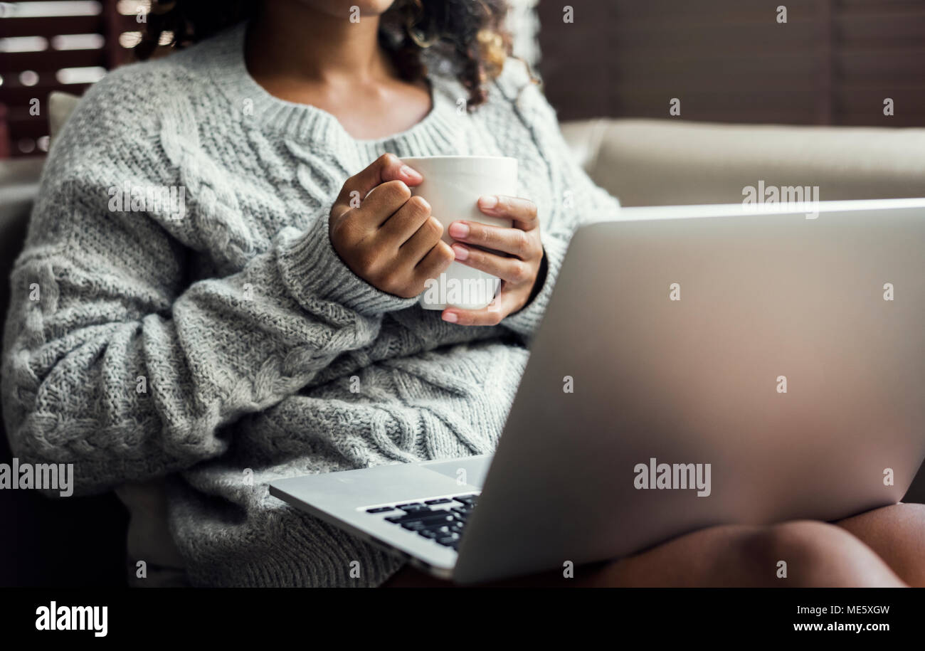 Woman working on a laptop Banque D'Images