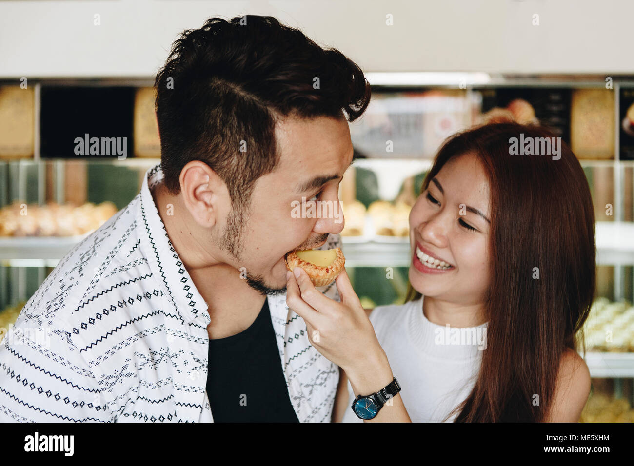 Asian girl nourrir son petit ami Banque D'Images